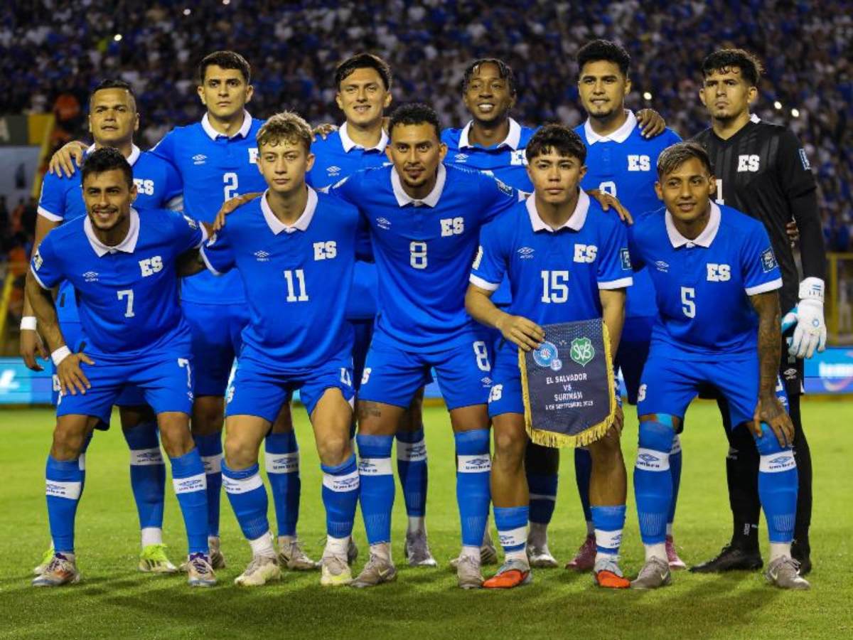 Selección de El Salvador contra Surinam, en el estadio Cuscatlán, 8 de septiembre de 2025. Arriba: Henry Romero, Julio Sibrián, Mauricio Cerritos, Brayan Gil, Ronald Rodríguez y Mario González (POR). Abajo: Darwin Cerén, Nathan Ordaz, Bryan Landaverde, Jefferson Valladares y Diego Flores. / Foto X FESFUT