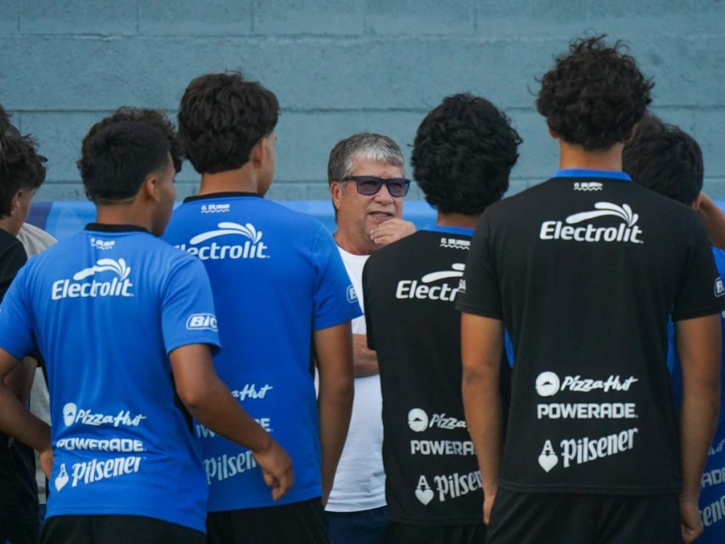 "Bolillo" Gómez con jugadores de la Selecta Sub17. Foto X Selecta