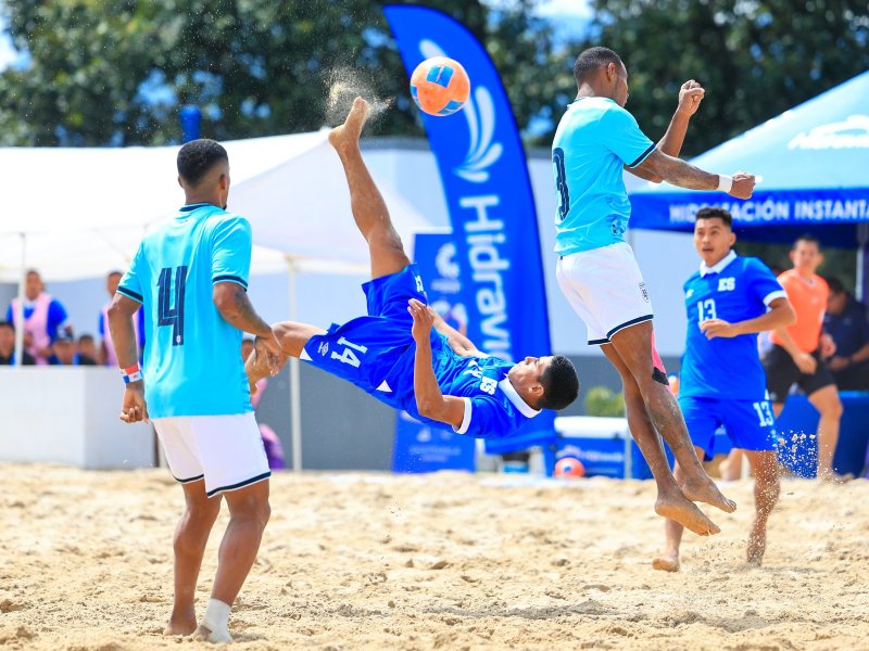Acción entre El Salvador y Panamá en el fútbol playa, en los XII Juegos Centroamericanos Guatemala 2025. / Foto cortesía @laselecta_slv