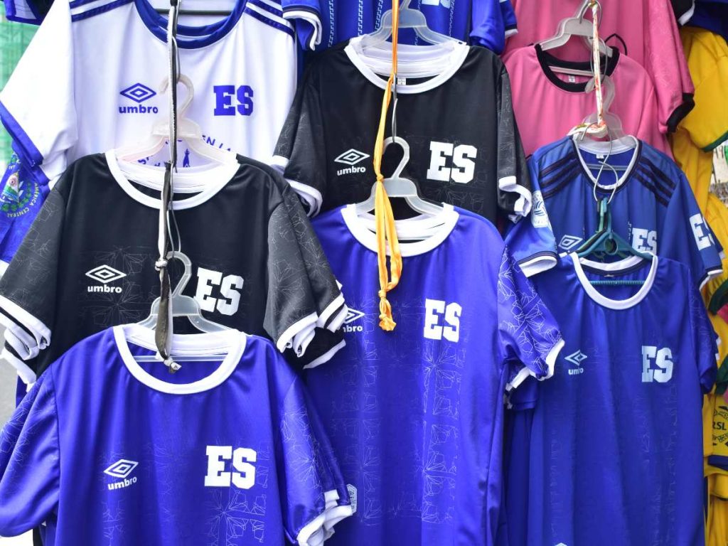 “Aunque perdamos, la gente igual compra la camiseta”, dijo Emerson Ayala, quien vende camisetas de la Selecta desde 2015 en la calle Arce. /Foto: Juan Martínez