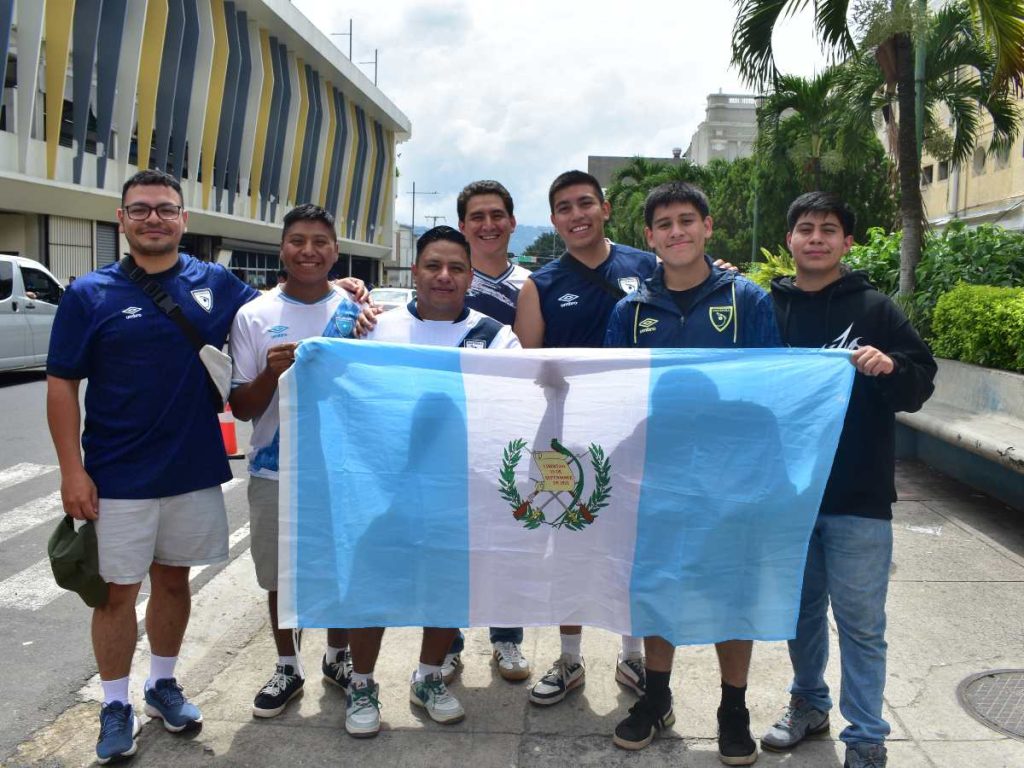 Aficionados guatemaltecos llegaron desde distintos puntos del país para apoyar a su selección en el duelo ante El Salvador. /Juan Martínez