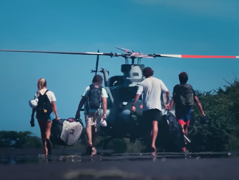 La expedición de surfistas ocupó helicópteros para viajar mar adentro en la costa salvadoreña, en busca de las olas de nivel mundial. / Captura de video YouTube de Red Bull