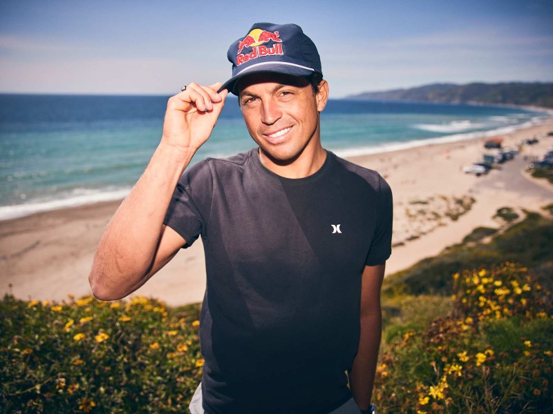 El estadounidense Kai Lenny en la playa de Malibú. / Foto de Red Bull