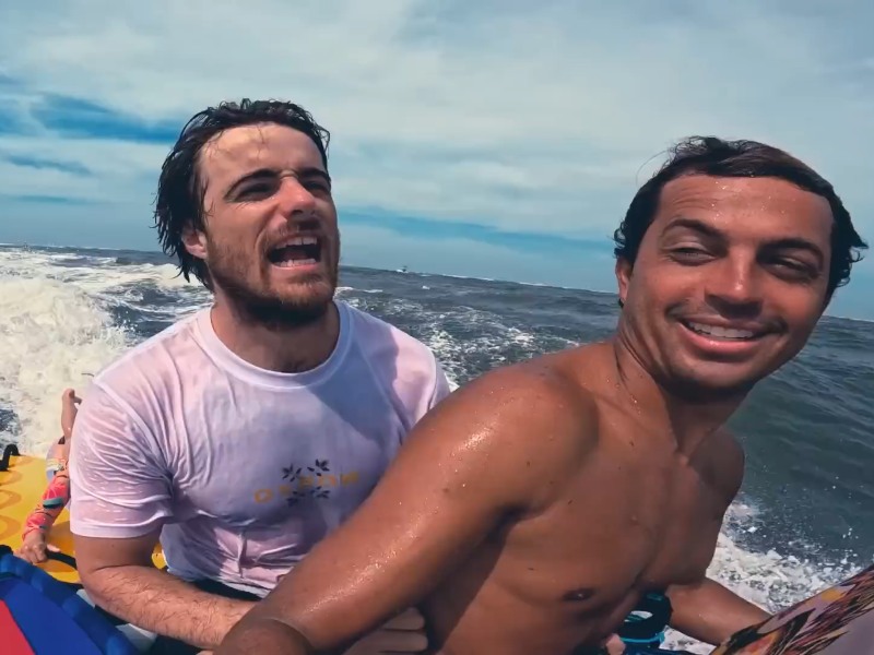 Natxo González y Kai Lenny, a bordo de un jetski, estallan de emoción al ver la calidad de olas que han hallado en El Salvador. / Catura de video YouTube de Red Bull