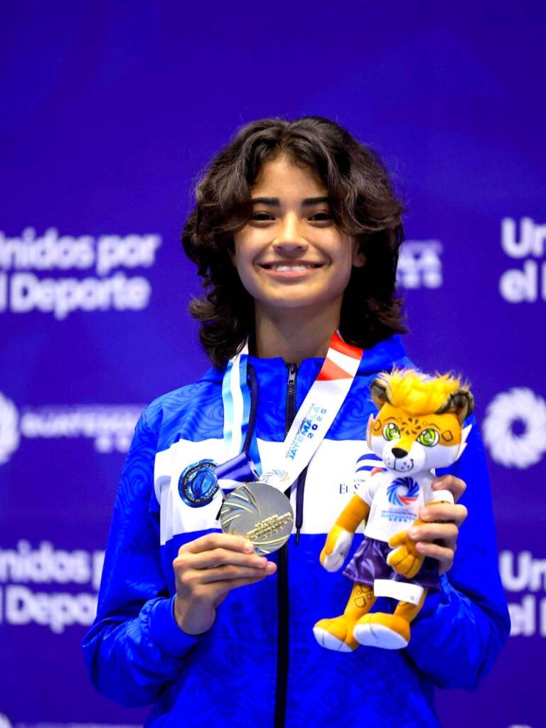 Celeste Guzmán con su medalla de oro de taekwondo en Juegos Centroamericanos 2025. Foto INDES