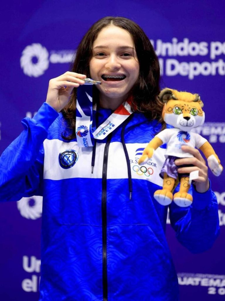 Marjorie Larreynaga con su medalla de oro en taekwondo de los Juegos Centroamericanos 2025. Foto INDES