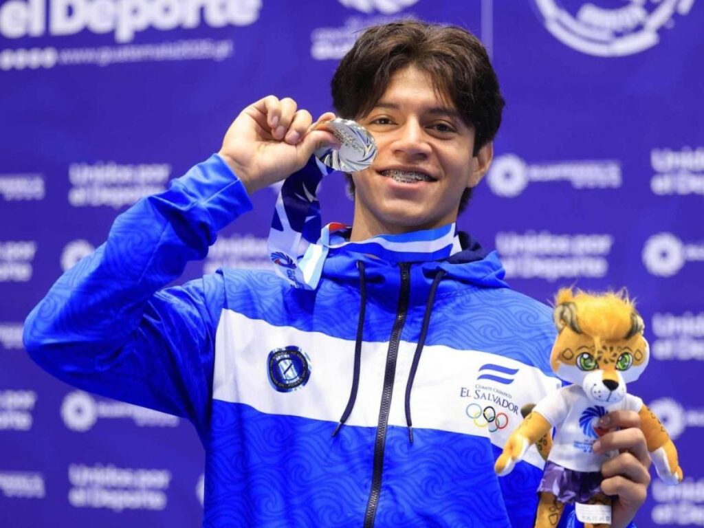 Omar Benavides con su oro de taekwondo en los Juegos Centroamericanos 2025. Foto INDES