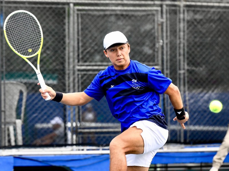 El tenista salvadoreño César Cruz en los XII Juegos Deportivos Centroamericanos de Guatemala 2025. / Foto cortesía INDES