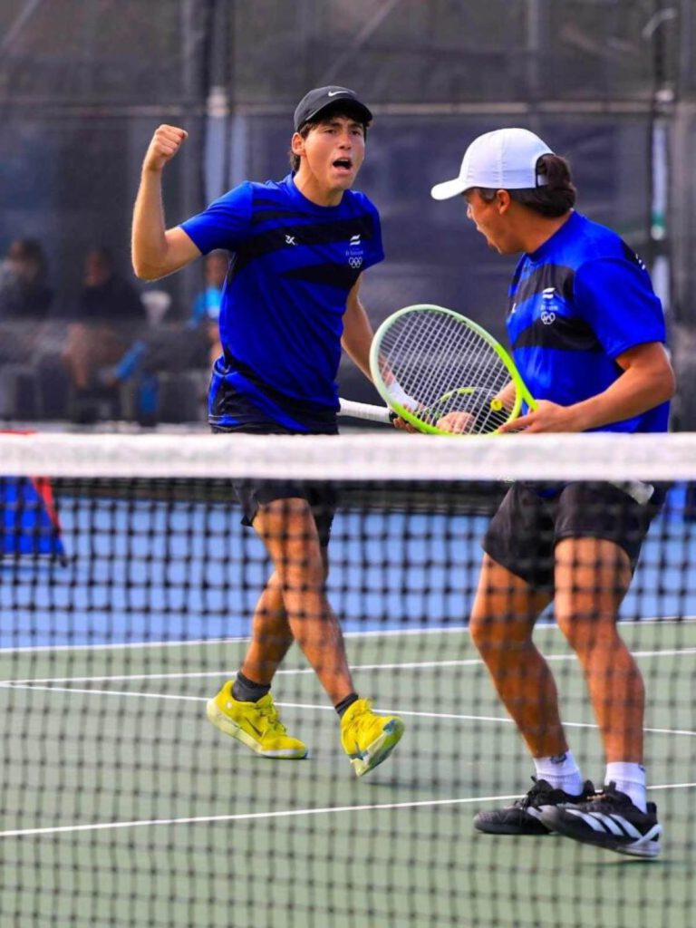 César Cruz (izq.) y Juan Carlos Fuentes celebran la medalla de oro en tenis en los Juegos Centroamericanos. Foto INDES