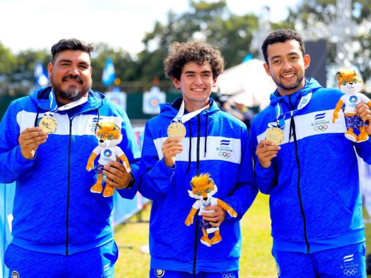 Óscar Ticas, y Andrés Hernández y Héctor Ramos con sus medallas en los Juegos Centroamericanos 2025. Foto INDES