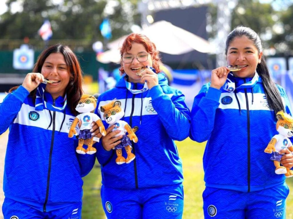 Marcela Cortez, Ana Palomares y Jocelyn Urías con sus medallas de los Juegos Centroamericanos 2025. Foto INDES