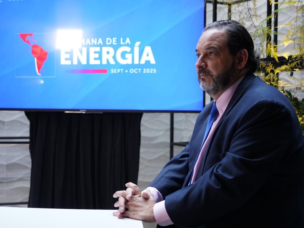 El secretario general de la Organización Latinoamericana de Energía (Olade), Andrés Rebolledo, posa en una entrevista con EFE este viernes, en Santiago (Chile). Rebolledo, señaló en una entrevista con EFE que América Latina y El Caribe tienen “un crecimiento todavía enorme” en cuanto a producción de energías limpias. EFE