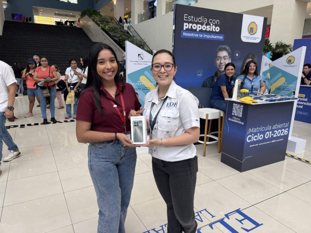 Una joven ganadora recibe un smartphone cortesía de la marca HONOR, como parte de las dinámicas interactivas que animaron la jornada estudiantil en Multiplaza.