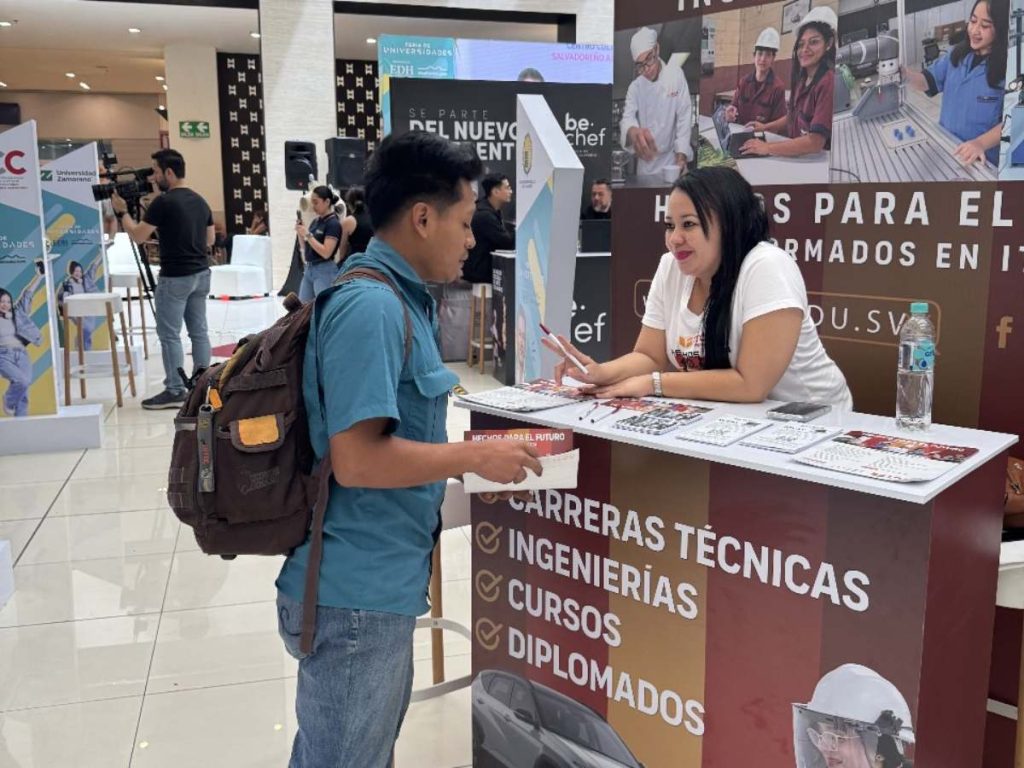 Demostración culinaria en vivo durante la Feria de Universidades 2026, a cargo de Les Arts Culinaires, captada por medios aliados para mostrar el talento gastronómico en formación. / Foto elsalvador.com.