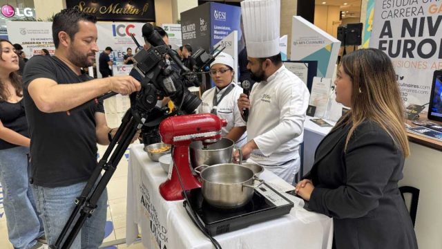 Representante de Be Chef Escuela de Arte Culinario ofrece información detallada sobre carreras técnicas, cursos y diplomados a jóvenes interesados en formarse profesionalmente.