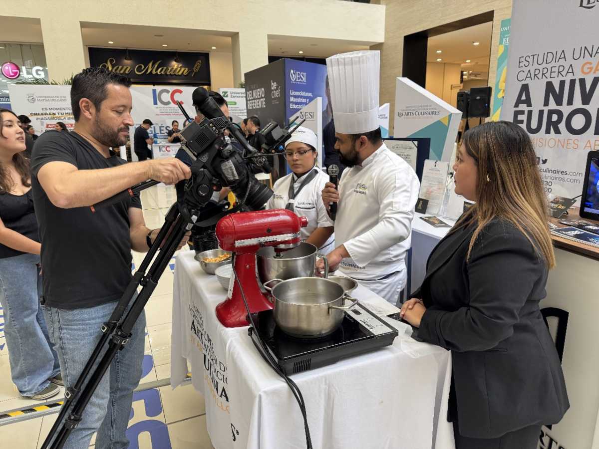 Representante de Be Chef Escuela de Arte Culinario ofrece información detallada sobre carreras técnicas, cursos y diplomados a jóvenes interesados en formarse profesionalmente.