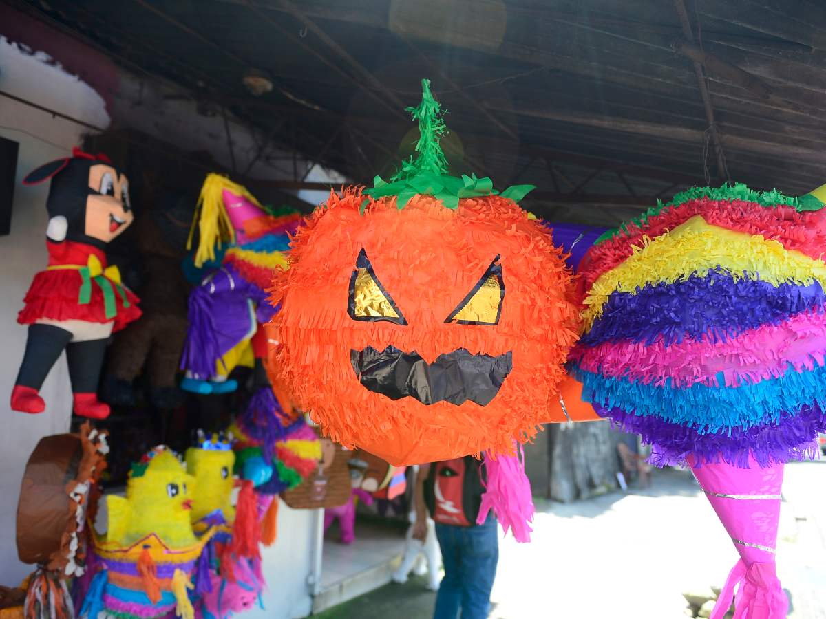 dinero-hallowen-piñatas-disfraz-negocios01+