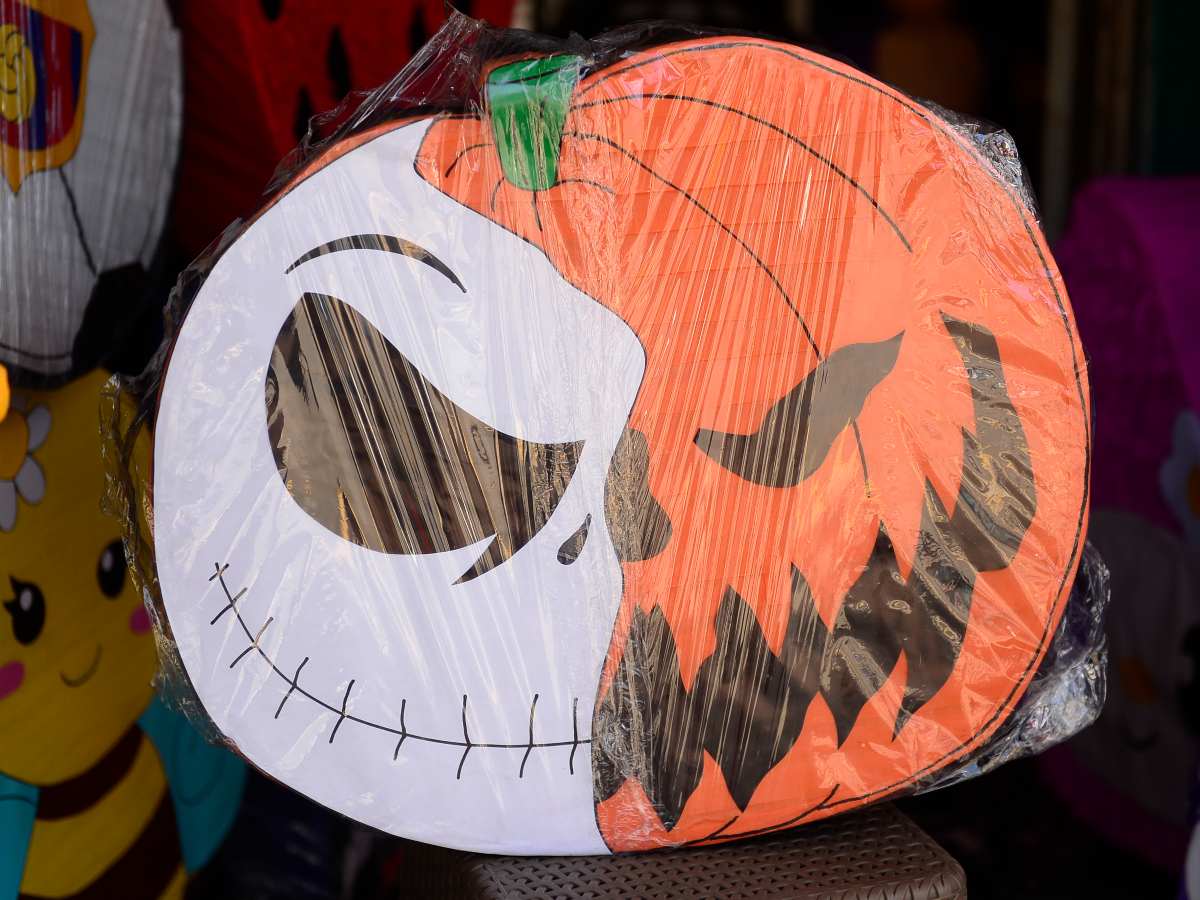 dinero-hallowen-piñatas-disfraz-negocios05