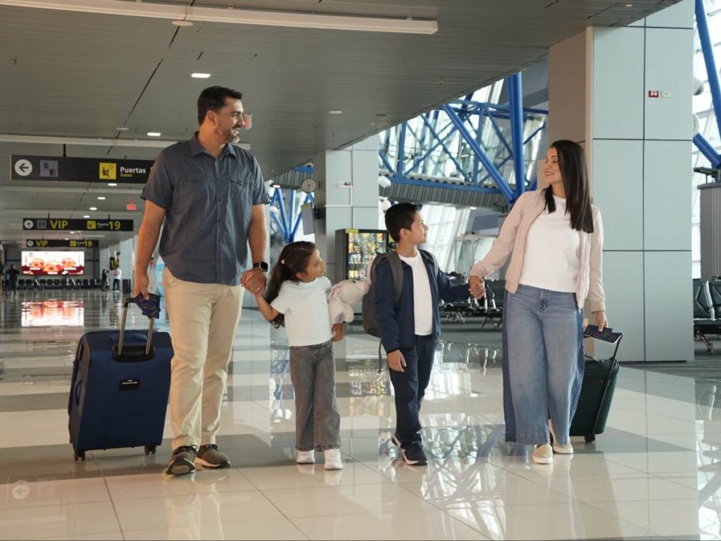 Ciudadanos y extranjeros pueden solicitar la Constancia de No Restricción desde la plataforma SIMPLE, sin necesidad de acudir presencialmente a Migración.