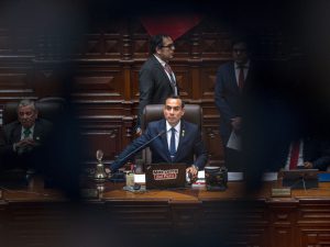 José Jerí asume presidencia de Perú tras destitución