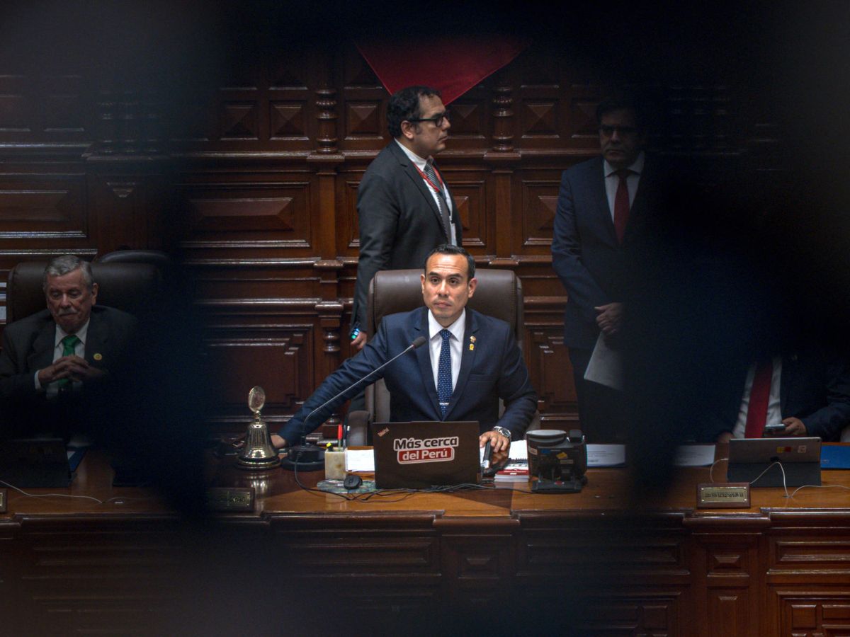 José Jerí asume presidencia de Perú tras destitución