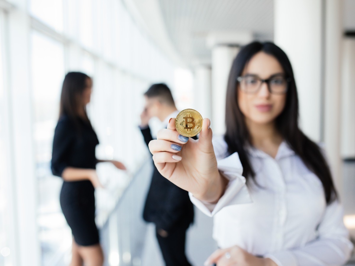 Participantes en la conferencia Bitcóin Histórico escuchan el anuncio sobre nuevos bancos bitcoin en El Salvador.