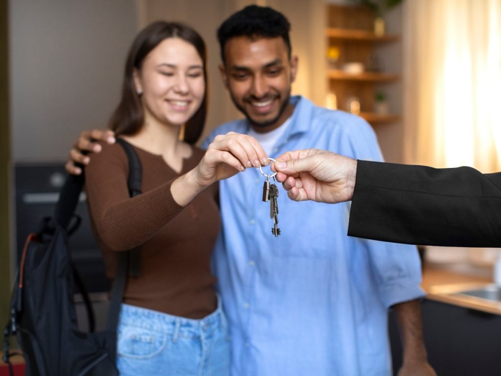 Firma de escritura pública en una compraventa inmobiliaria, paso legal clave para registrar la propiedad a nombre del nuevo dueño en el CNR.