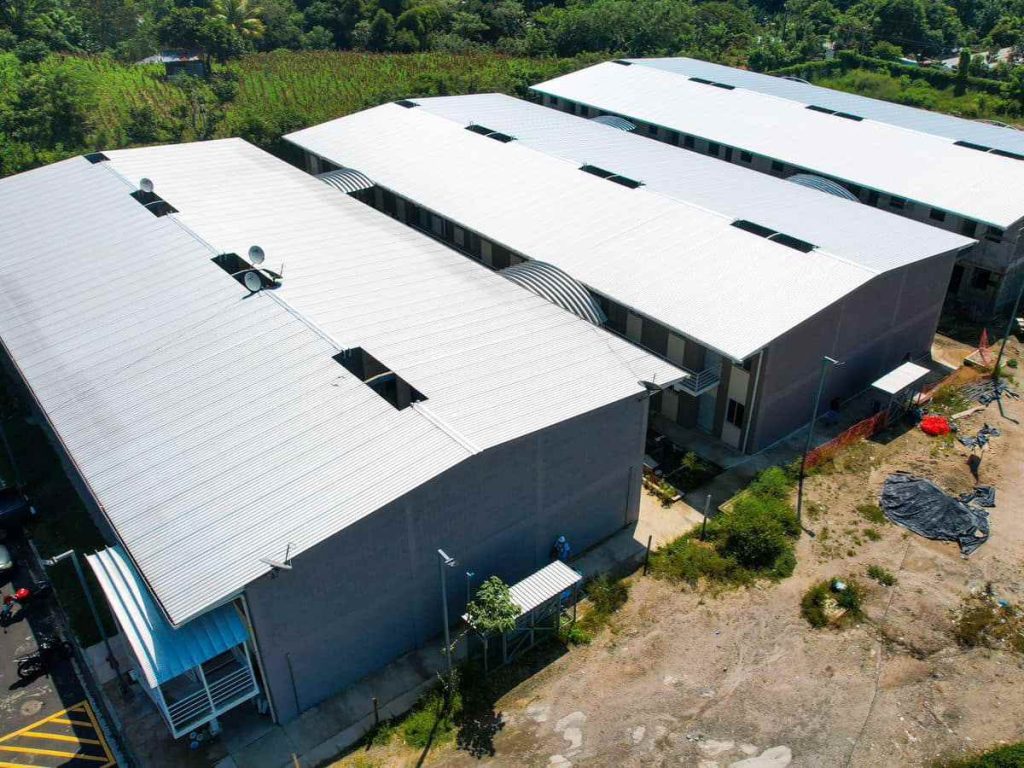 Edificios habitacionales en La Bretaña muestran el avance de las fases previas del proyecto, que busca reubicar familias en condiciones de vulnerabilidad.