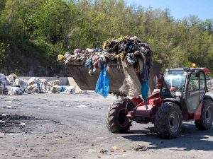 Personal de ANDRES realiza labores de recolección de residuos en el municipio de Soyapango, dentro del plan operativo en San Salvador Este.