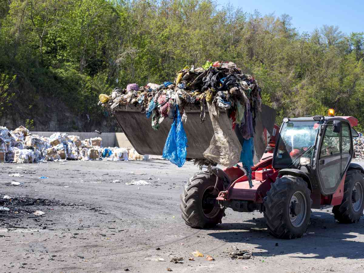 Personal de ANDRES realiza labores de recolección de residuos en el municipio de Soyapango, dentro del plan operativo en San Salvador Este.