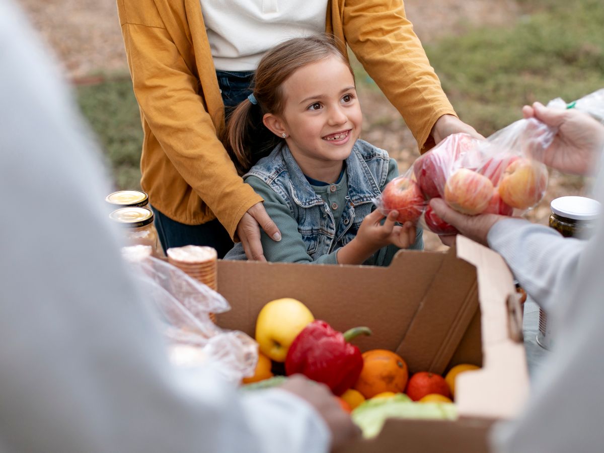 SNAP cubre alimentos básicos como leche, frutas y fórmula infantil.