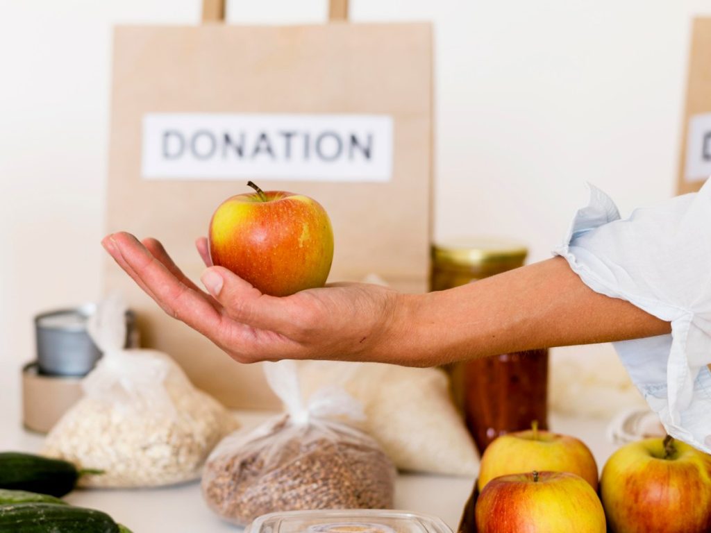 Familias latinas acuden a bancos de alimentos ante el recorte de subsidios.