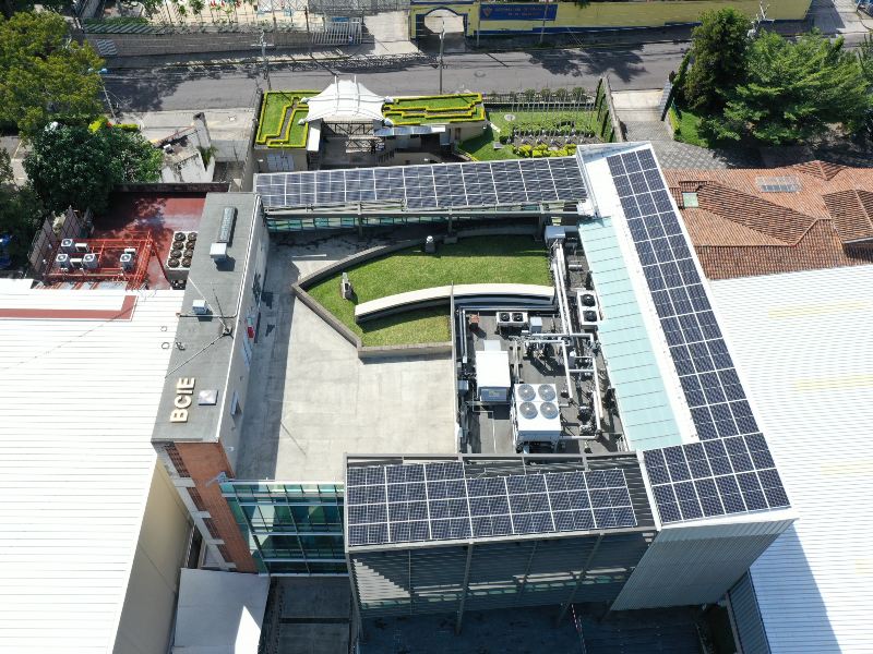Vista aérea del edificio del Banco Centroamericano de Integración Económica (BCIE), en San Salvador. / Foto cortesía BCIE