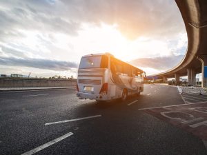 Estados Unidos impone nuevos aranceles a camiones y autobuses importados