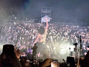 Latin Mafia ofreció un momento íntimo en el escenario, conectando con el público salvadoreño a través de letras emocionales y atmósfera envolvente.