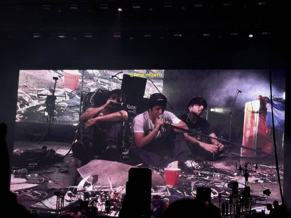 Miles de personas encendieron sus teléfonos para acompañar a los hermanos De la Rosa durante uno de los momentos más intensos del show.