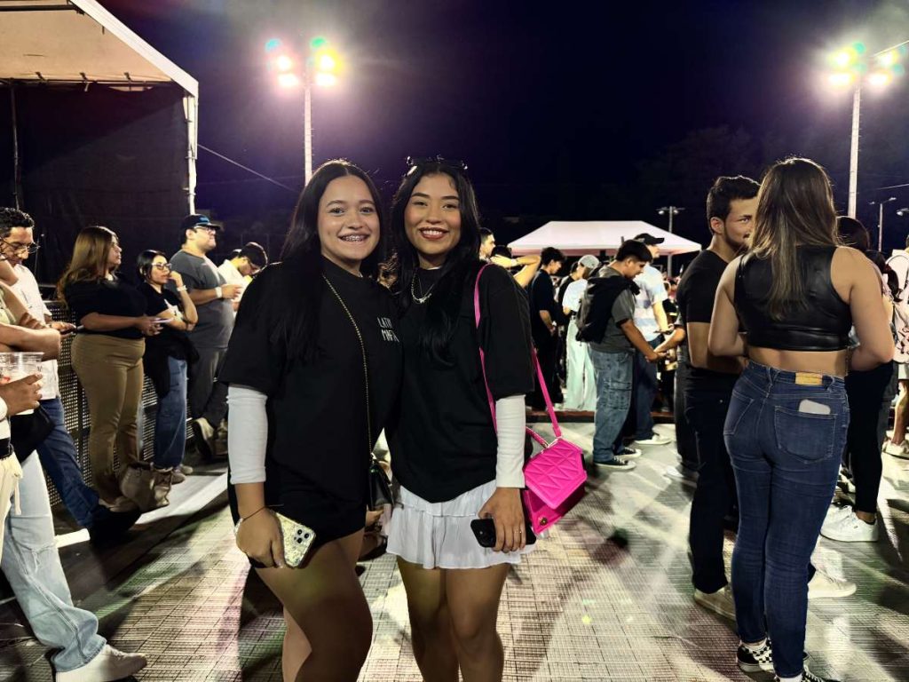 La energía juvenil y el estilo urbano marcaron la noche, con asistentes que combinaron moda, música y camaradería en una velada inolvidable.