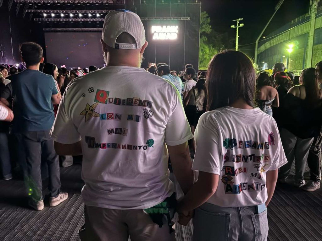 Parejas y grupos de amigos disfrutaron del concierto luciendo camisetas personalizadas con frases inspiradas en las canciones de Latin Mafia.