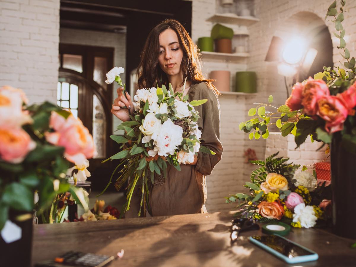 Muchas floristerías ofrecen entrega directa a cementerios o altares con previa coordinación.