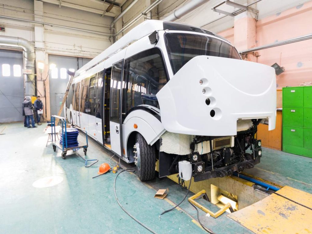 Línea de ensamblaje de camiones pesados en una planta mexicana, sujeta a las nuevas reglas del T-MEC.