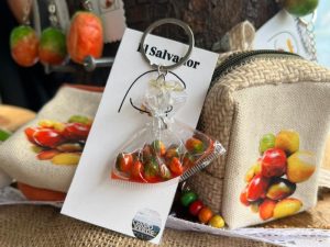 El cuido en cada detalle: Ana Julia se preocupa por que el color de cada jocote, el chile y el plástico luzcan muy reales. / Foto Ever Flores