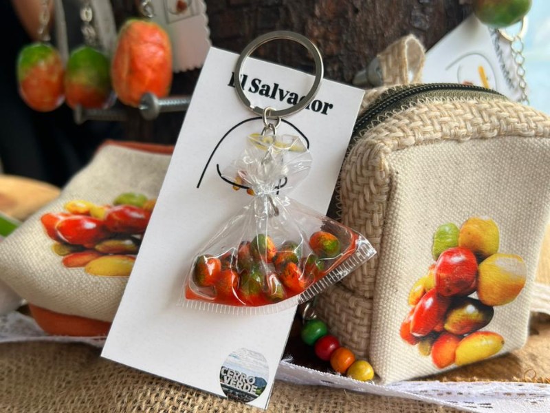 El cuido en cada detalle: Ana Julia se preocupa por que el color de cada jocote, el chile y el plástico luzcan muy reales. / Foto Ever Flores