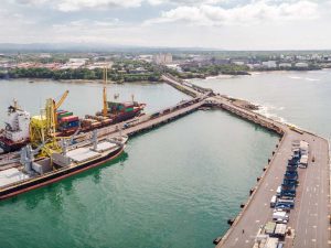 El plan de modernización incluye nuevos muelles y patios que permitirán al Puerto de Acajutla manejar hasta 1.6 millones de TEU por año.