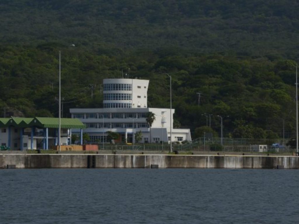 Equipos de dragado en operación para recuperar profundidad en el canal marítimo.