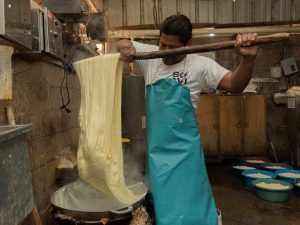 Proceso de elaboración de quesos artesanales en Lácteos Soavi, a partir de leche proveniente de su propio ganado.