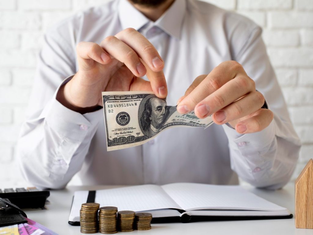 Familias salvadoreñas utilizan las remesas, enviadas mayoritariamente desde Estados Unidos, para cubrir necesidades básicas y gastos del hogar.