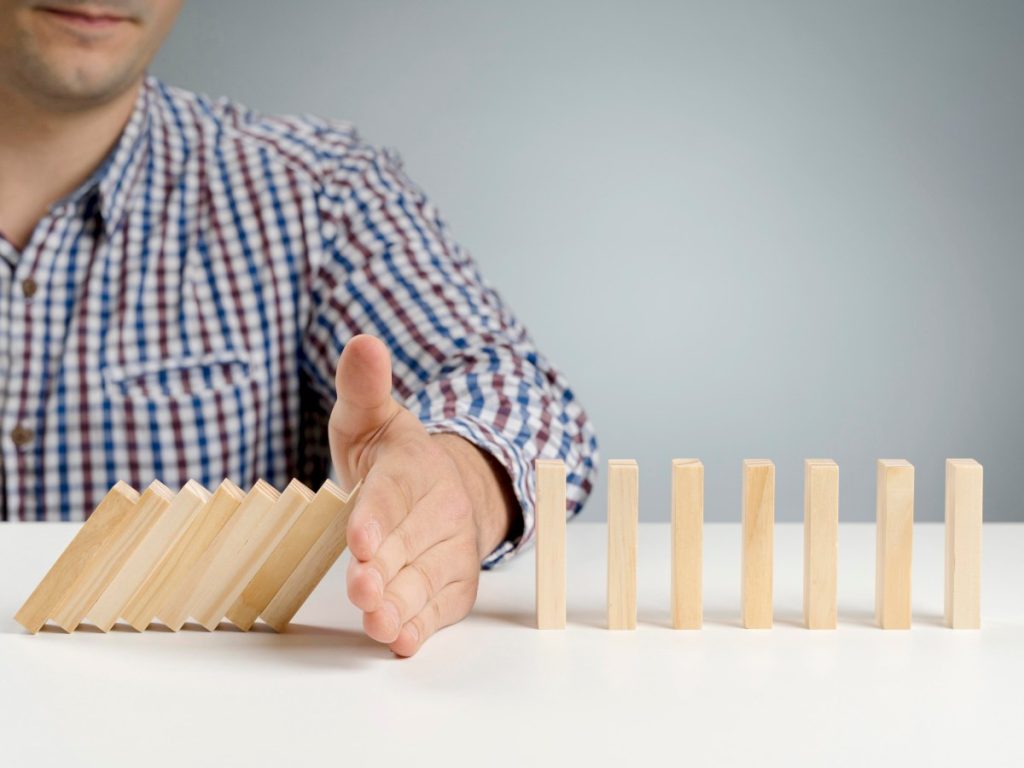 Inversionistas internacionales analizan indicadores clave como el riesgo país antes de decidir en qué mercados colocar su capital.