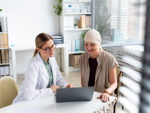 Cómo obtener un seguro para tratar cáncer y enfermedades graves en El Salvador