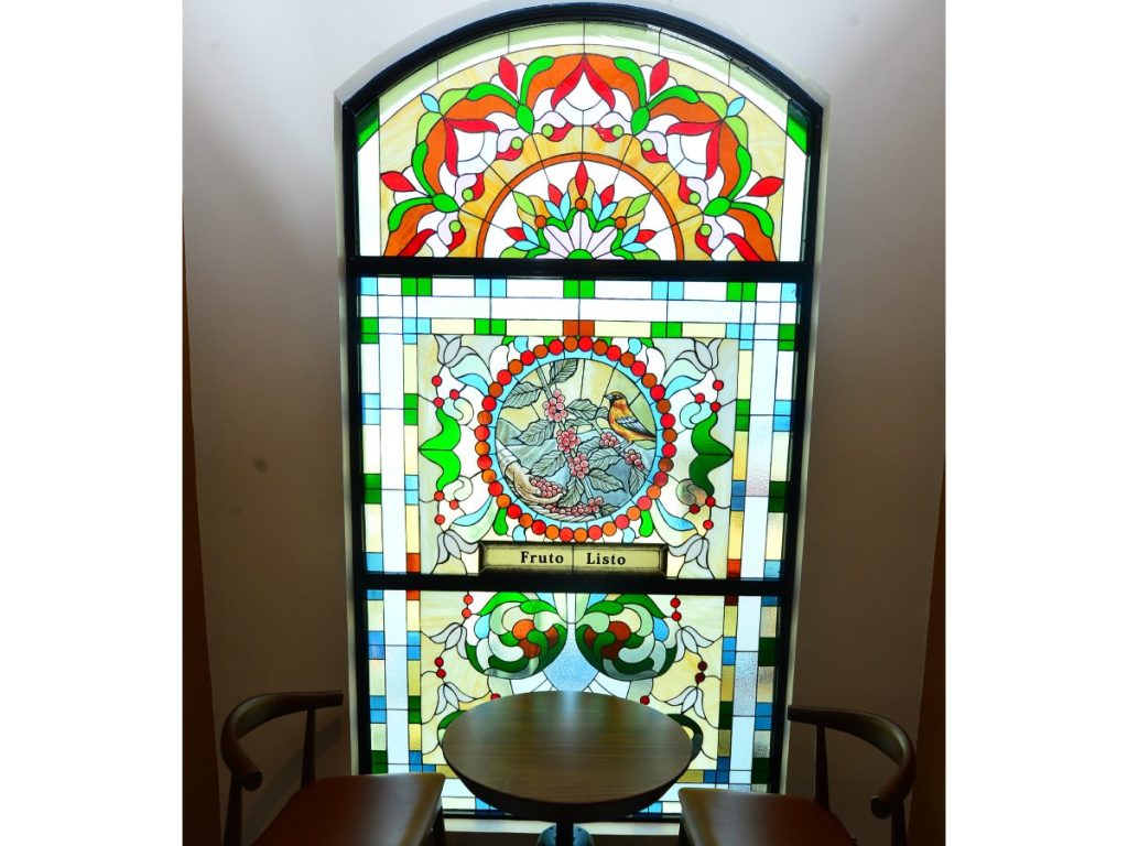 El interior de Casa Bou combina vitrales, murales y mobiliario artesanal que celebran la identidad salvadoreña. Fotografía/ elsalvador.com