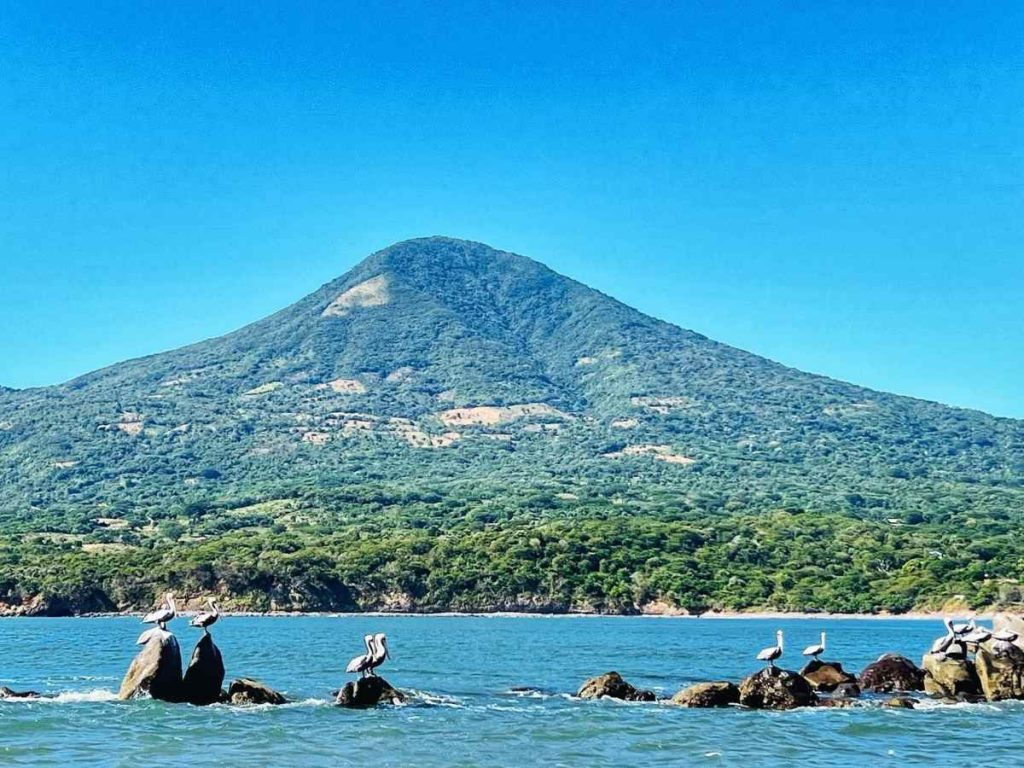 El volcán de Conchagua, con su vista hacia el Golfo de Fonseca, es una de las experiencias más demandadas por los viajeros que buscan aventura, fotografía y contacto directo con la naturaleza.